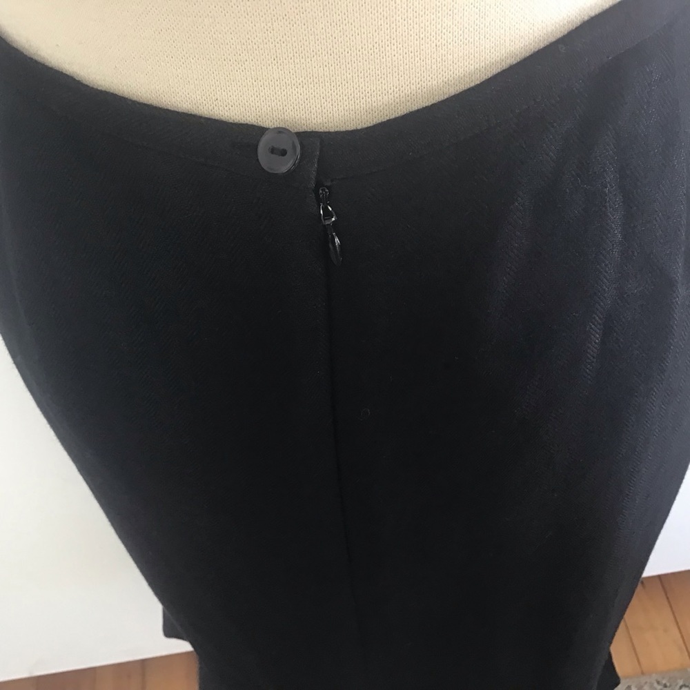 Linen blend black Emma James midi skirt with flared bottom. Size 16 - Picture 3 of 5